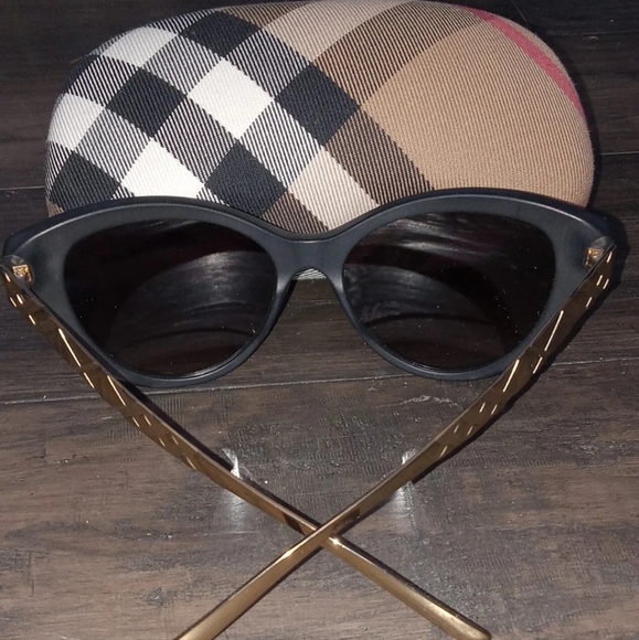 Authentic Burberry BE4220 Matte Black Sunglasses - NWOT - Picture 4 of 7